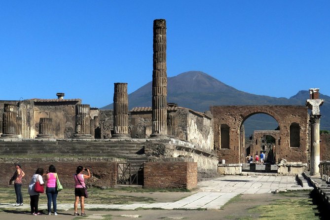 2 hours Pompeii Tour with Local Historian - Ticket Included - Skip-the-line tickets: what you gain beyond saving a few minutes