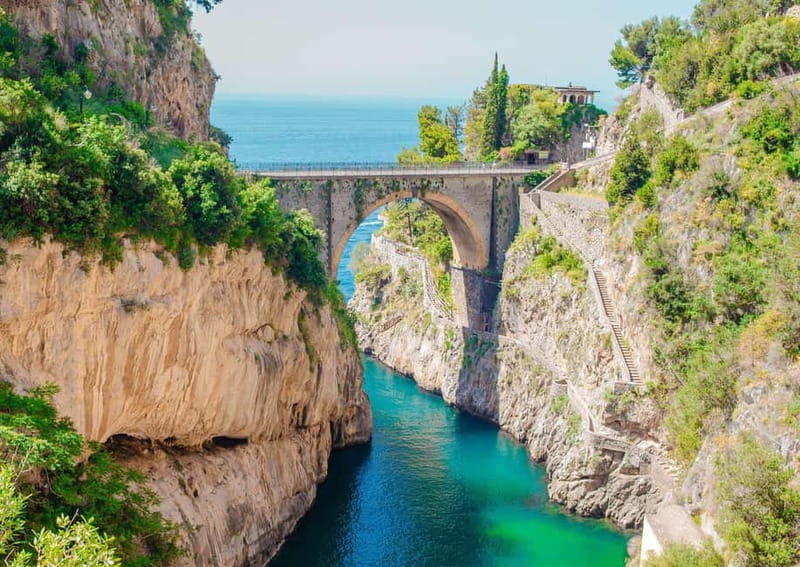 Amalfi Coast: Boat and Snorkeling Tour with Fruit & Drinks - Why a Gozzo boat makes the Amalfi Coast make sense