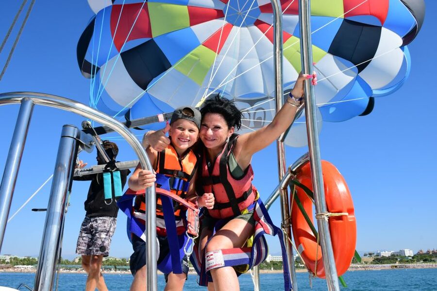 Amalfi Coast: Parasailing Flight Adventure - Returning to shore: dry landing right on the boat
