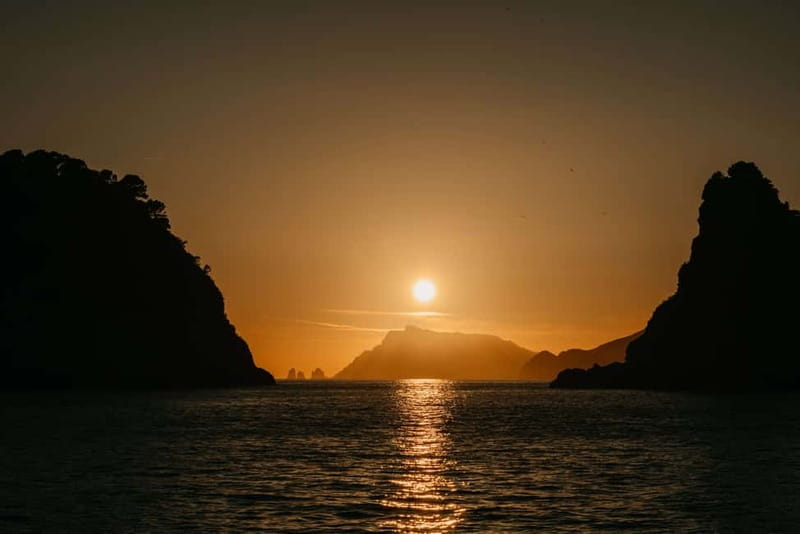 Amalfi: Sunset Boat Tour with Fruit and Drinks - Aperitivo on the water: fruit, Prosecco, limoncello, and the music vibe