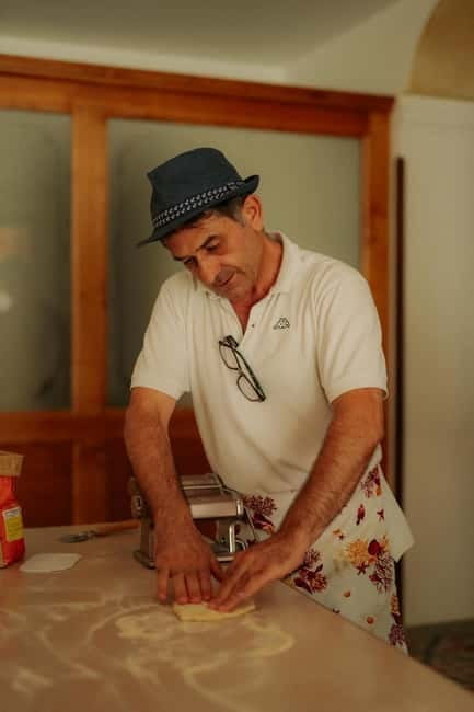 Amalfi: Tagliatelle, Mozzarella & Tiramisù Cooking Workshop - Step one: making mozzarella with your own hands