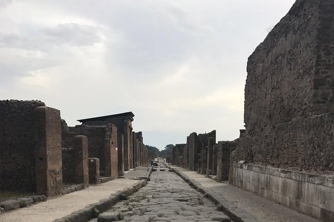 Ancient Pompei in the afternoon - Tavern and Thermopolium: the food-and-drink stop you can picture
