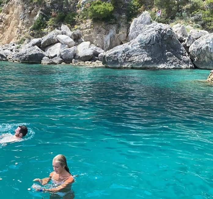 Capri: 2-Hours Boat Tour with Swimming, Limoncello and Snack - Faraglioni sightings, then a real swim break from the boat