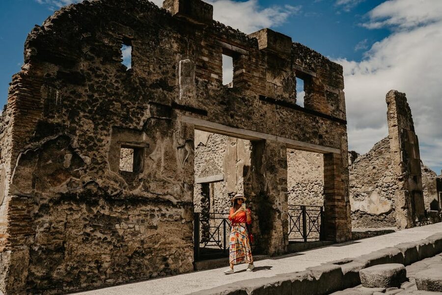 Discover Pompeii: French Walking Tour of the Buried City - A 10:30 meeting at the inStazione sign, plus logistics handled