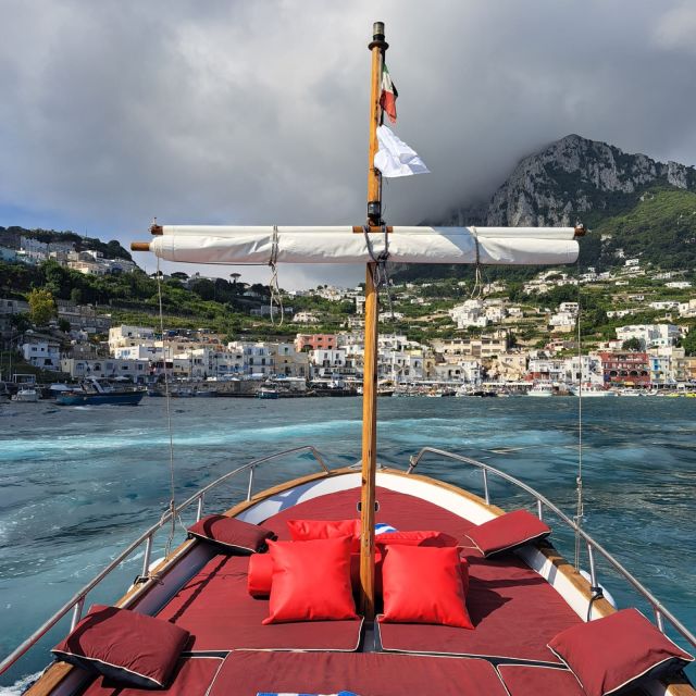 Esperienza Privata a Capri in Barca con Gozzo Classico 3H - Marina Piccola and the coast approach: short, useful, scenic