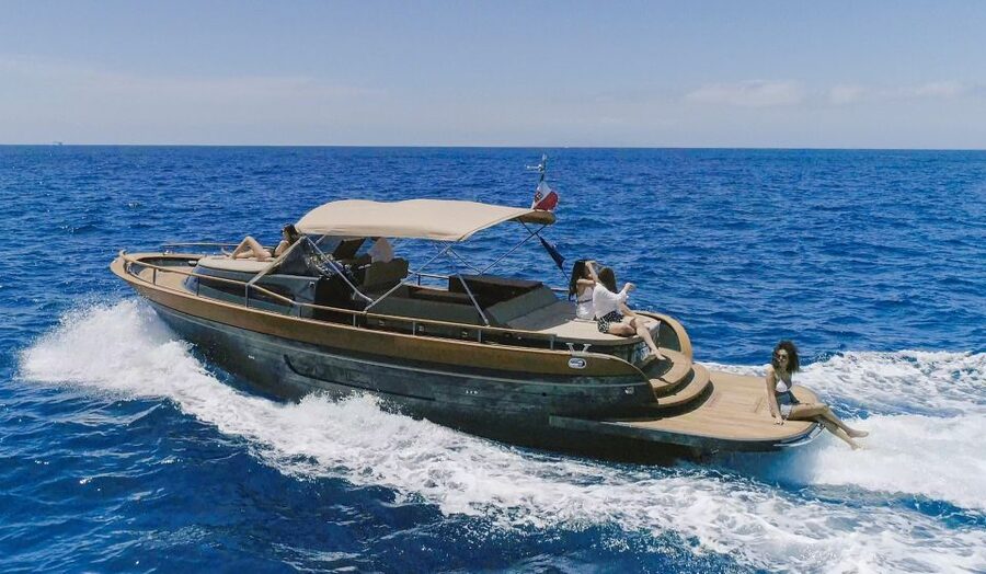 From Naples: Boat Tour to Capri Island with Aperitiv - From Naples to Capri by gozzo: how the day is paced