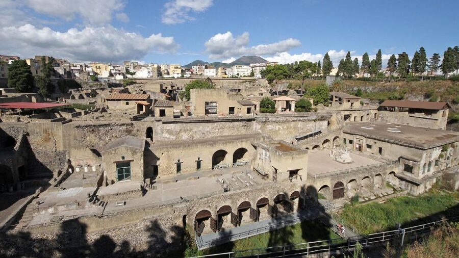 Herculaneum: Private Walking Tour with Archeologist Guide - The orientation stop that sets up the whole story