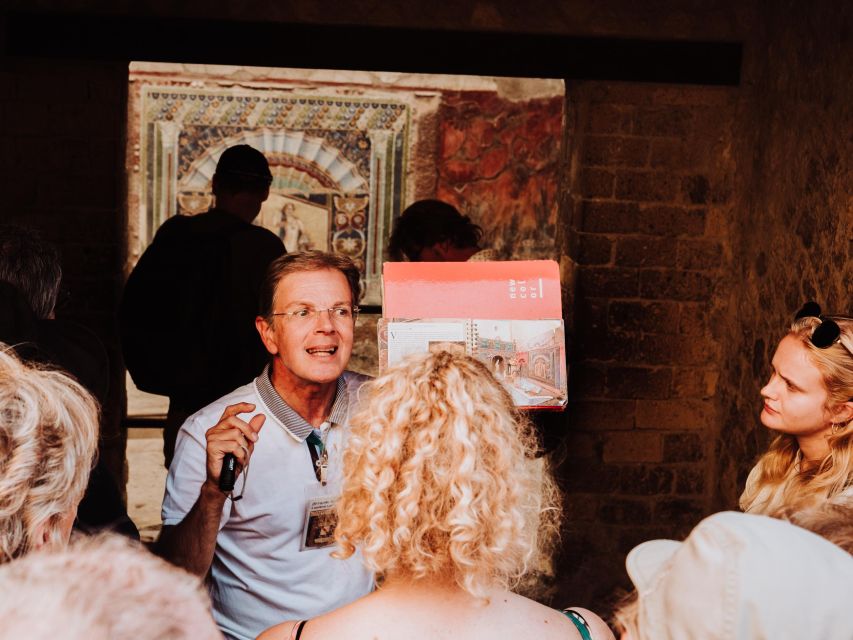 Herculaneum: Private Walking Tour with Archeologist Guide - Casa del Salone Nero: private rooms with a human scale