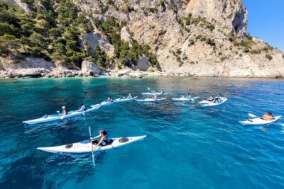 Kayak tour in Capri between caves and beaches. Photos included.