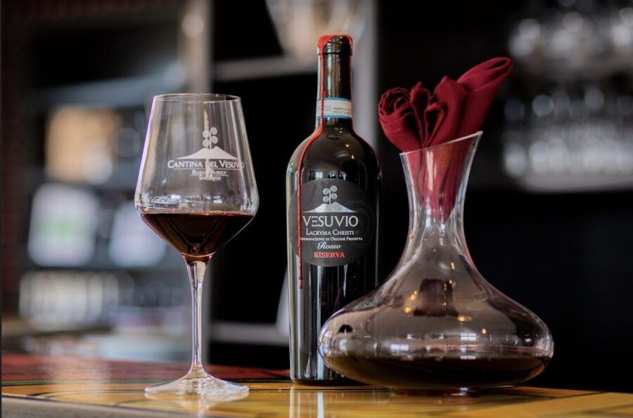 Mount Vesuvius: Vineyard Tour with Wine Tasting and Lunch - Getting there from Naples or Pompeii without making your day messy