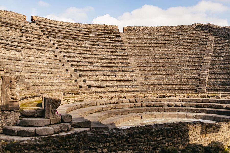 Naples: Pompeii and Mt. Vesuvius with Lunch and Wine Tasting - Lunch and wine tasting at a local vineyard break