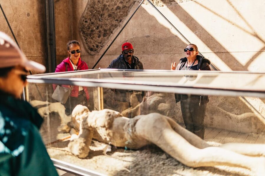 Naples: Pompeii and Mt. Vesuvius with Lunch and Wine Tasting - Getting picked up in Naples (and why your meeting point matters)