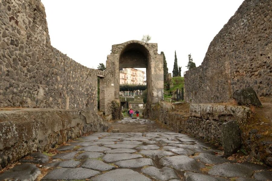 Pompeii 2-Hour Private Tour - Rich houses and the contrast inside the same city