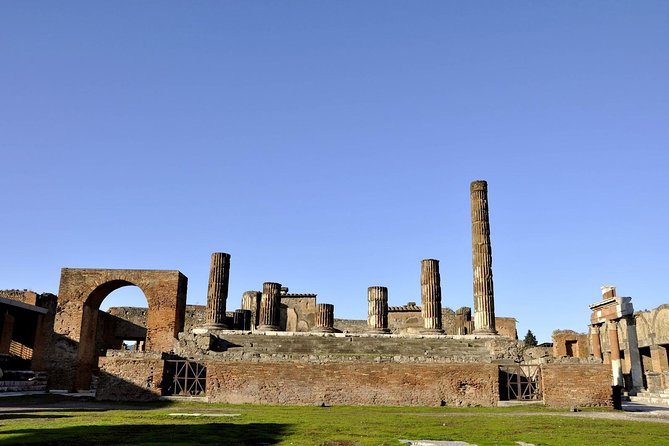 Pompeii: 2 Hour Private Tour with an Archeologist Guide - Entering Pompeii with a plan that fits 2 hours