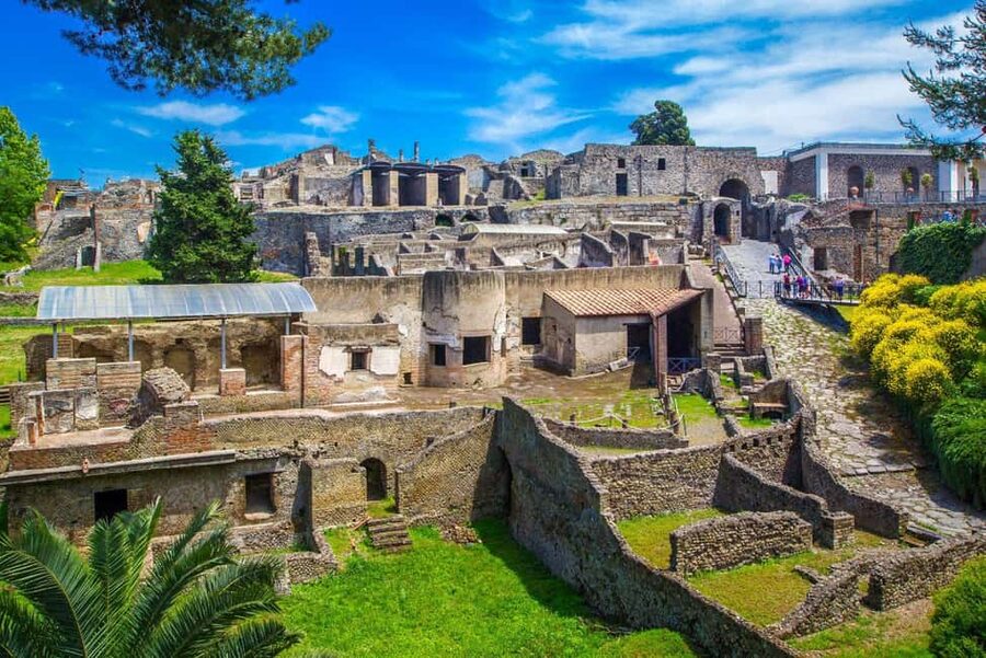 Pompeii : 2h small group tour with an archeologist - Express entry and priority access, why that matters