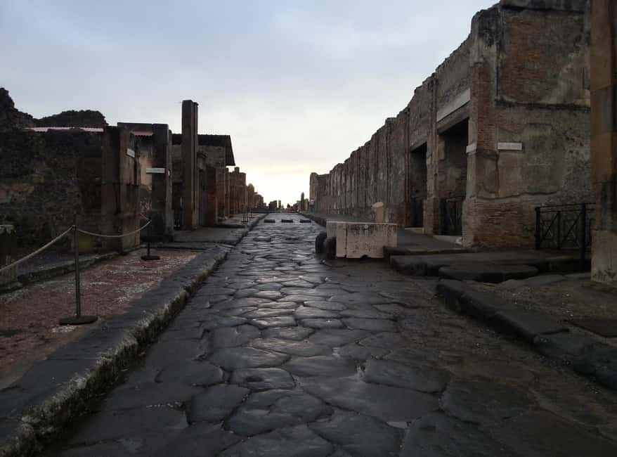 Pompeii : 2h small group tour with an archeologist - What the small-group format actually does for your visit