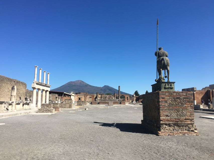 Pompeii and Herculaneum: Guided Tour with an Archaeologist - The archaeologist guide: why the humor and doctorate tone actually helps
