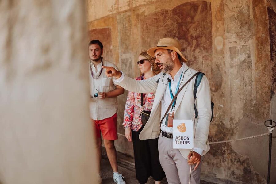 Pompeii and Oplontis: Small Group Tour with an Archaeologist - Meeting at Porta Marina Superiore, finding your guide, and getting oriented fast