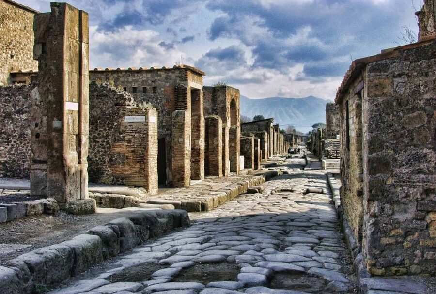 Pompeii: Day Tour of Pompeii and Vesuvius with Bus Transfer - Meeting at Circumvesuviana, then getting into Pompeii quickly