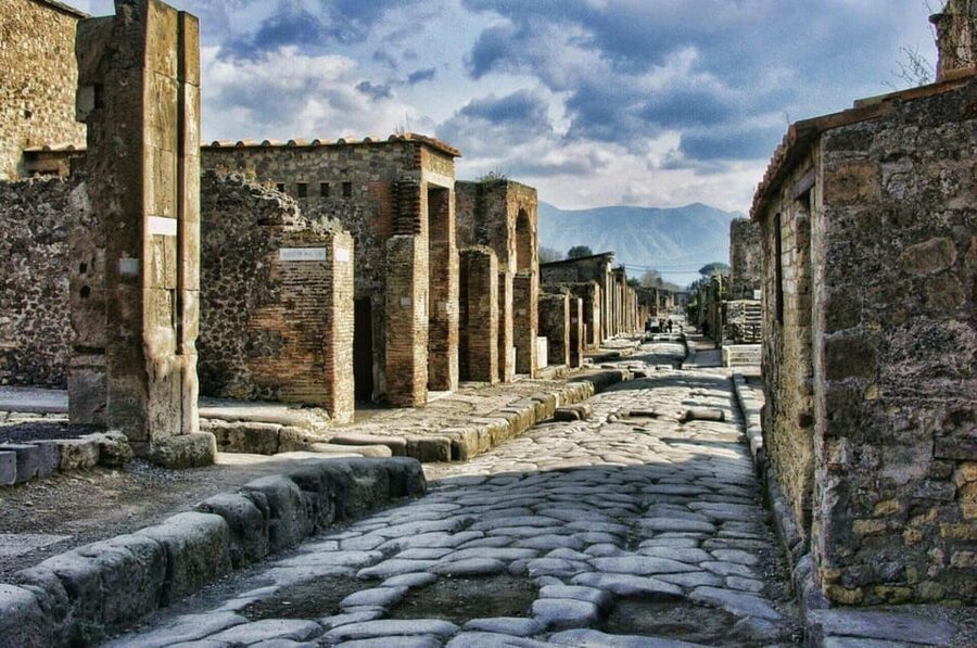 Pompeii: Entry Ticket & Guided Tour with an Expert Historian - The heart of Pompeii in 2 hours: Forum and Roman temples