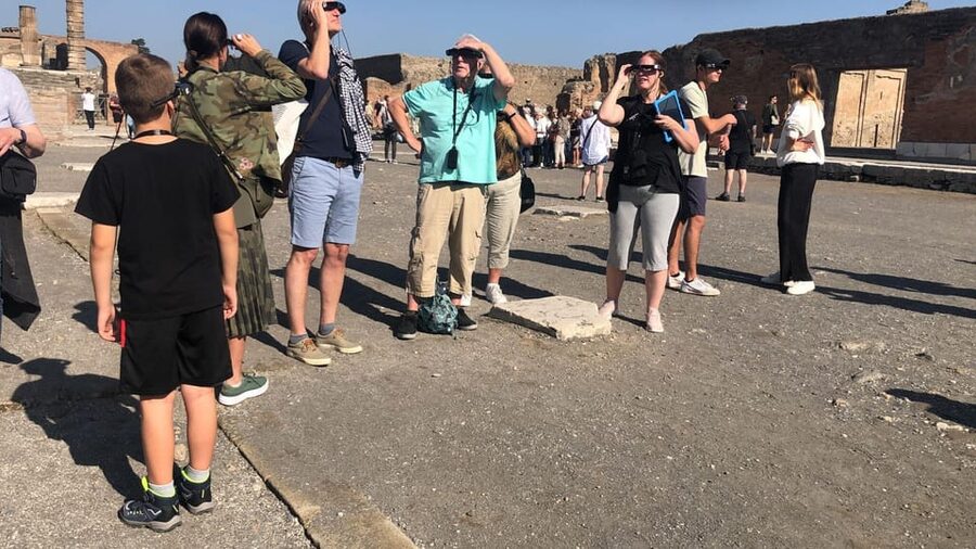 Pompeii: Family-Friendly Augmented Reality Tour with Ticket - The assistant and the small-group feel