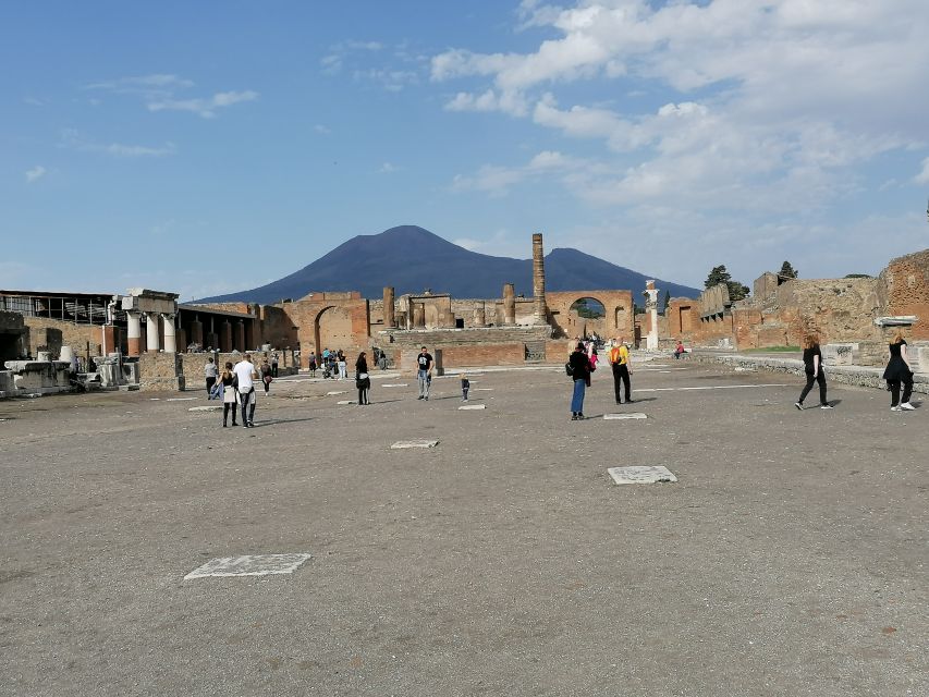 Pompeii: Guided Tour with Archaeologist with max. 12 People - Porta Marina Inferiore and the city comes into focus