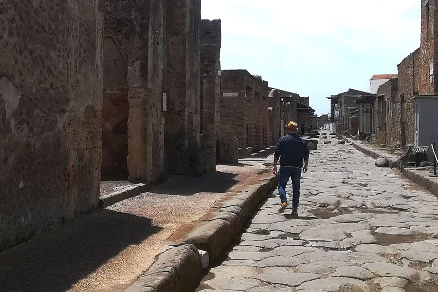 Pompeii: Guided Tour with Archaeologist with max. 12 People - Meeting at Ristorante Suisse, then skipping the ticket line