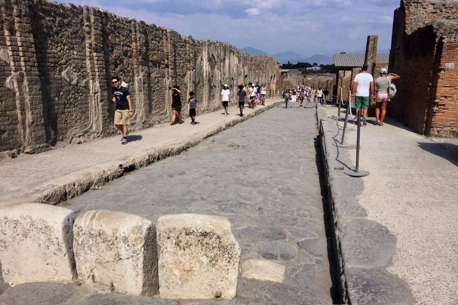 Pompeii: Guided Walking Tour with Entrance Ticket - How the guide experience actually improves your Pompeii visit