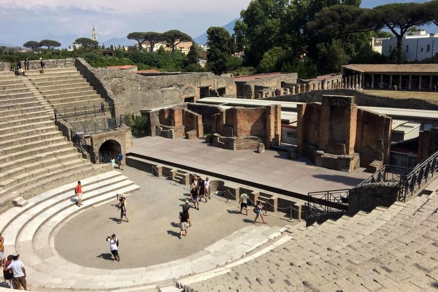 Pompeii: Guided Walking Tour with Entrance Ticket - Finding the meeting point near Hotel Vittoria at 10:50am