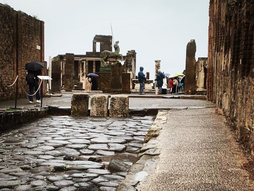 Pompeii in 2h and 30mnt: walk with local guide - Houses and Shops: Seeing Pompeii as a Real City, Not Just Ruins