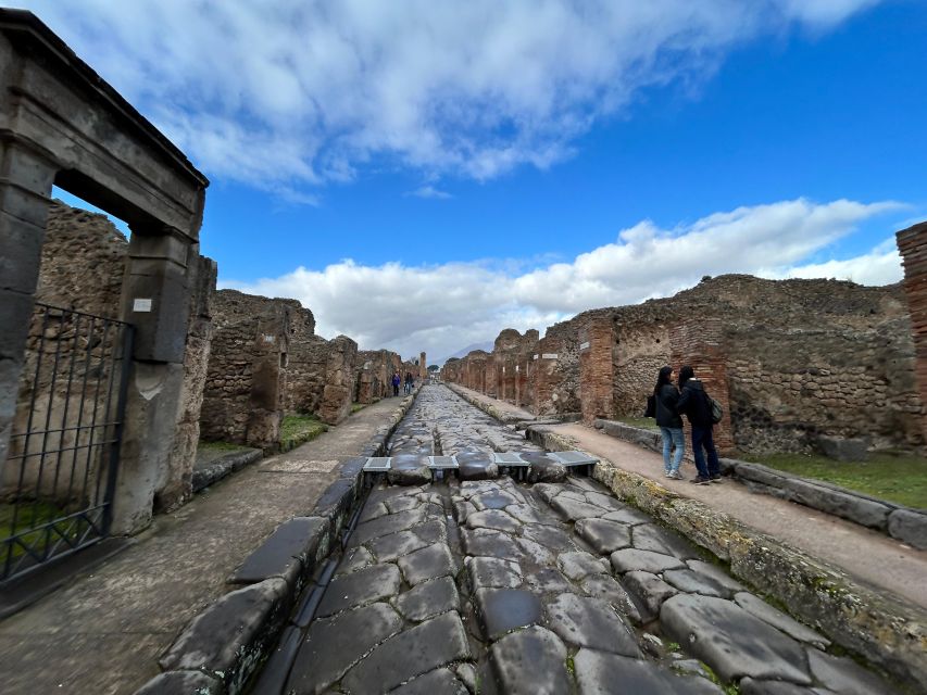 Pompeii in 2h and 30mnt: walk with local guide - Victims Up Close: How the Tour Handles the Eruption Moment