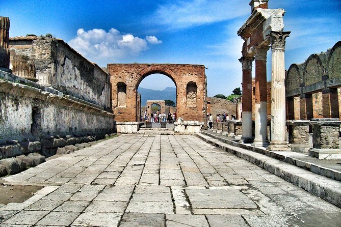 Pompeii & Mount Vesuvius Tour with Guided Visit, Tickets & Lunch - Winery lunch on the Vesuvius slopes: what to expect