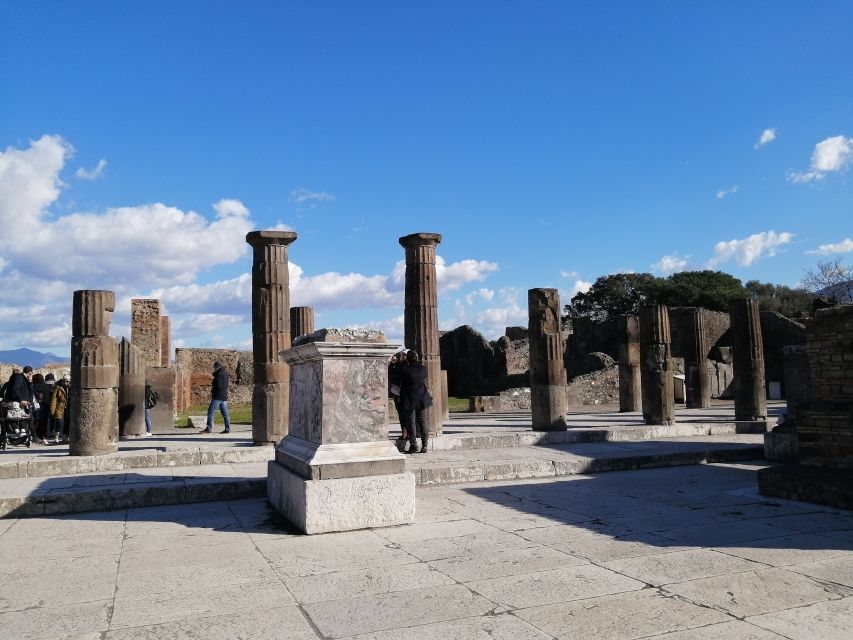 Pompeii: Private Guided Tour with an archeologist - The 2.5-hour Pompeii walk: streets, houses, temples, and Roman daily life