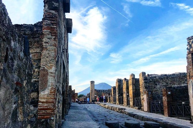 Pompeii Skip-the-Line Entry Small Group Guided Tour - How guides keep the story straight, with humor and pacing