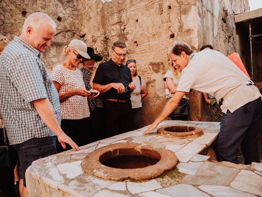 Pompeii: Small-Group Tour of Pompeii and Herculaneum - Pompeii for 2 hours: what your archaeologist guide helps you see