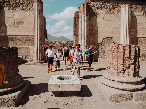Pompeii Small Group Tour with an Archaeologist - Stabian Baths and Brothel Lane Energy: Daily Relaxation and Social Reality