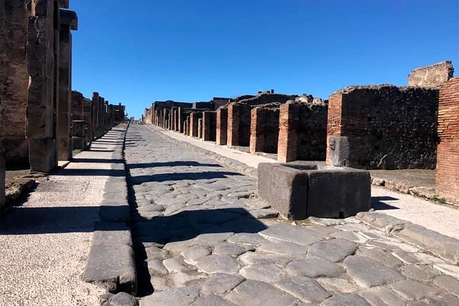 Pompeii small group tour with skip-the-line entrance included - Small group up to 25, and how to manage expectations