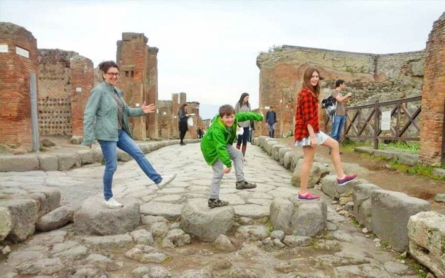 Pompeii: Tour for Children - Pompeii For Kids Works Because the Guide Turns Ruins Into People