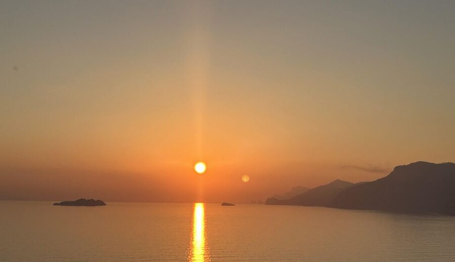 Positano: Amalfi Coast Sunset Group Boat Tour with Prosecco - The 1.5-Hour Ride: What the Time Feels Like