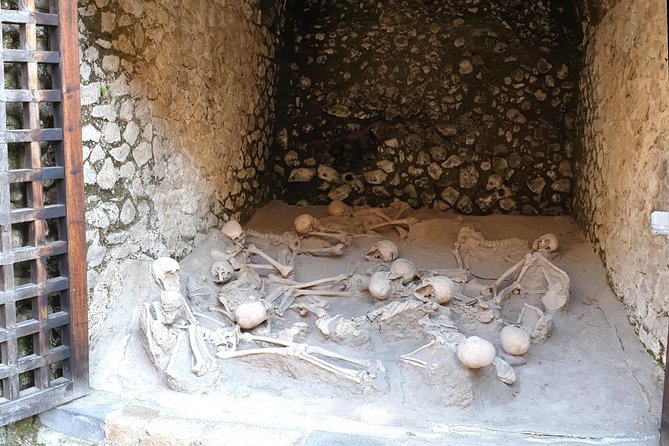 Private Day Tour to Vesuvius, Herculaneum & Pompeii with Pick Up - Herculaneum: why many people feel it hits harder