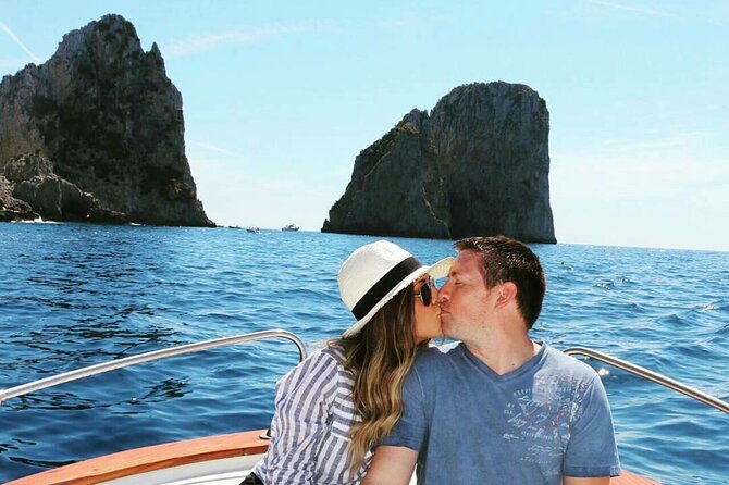 Private tour in a typical Capri boat - Price and scheduling: how the value works for your Capri day