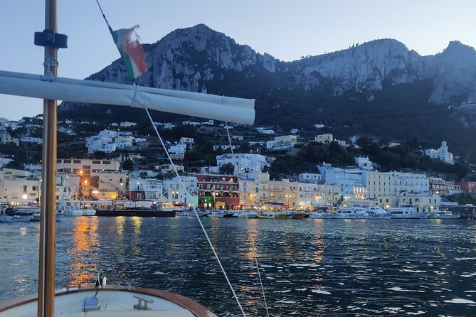 Private tour in a typical Capri boat - Meeting point and getting on board smoothly