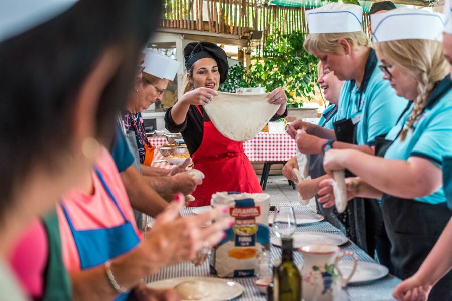Sorrento: Pizza Making Class - Getting to the class at Tirabuscio from central Sorrento