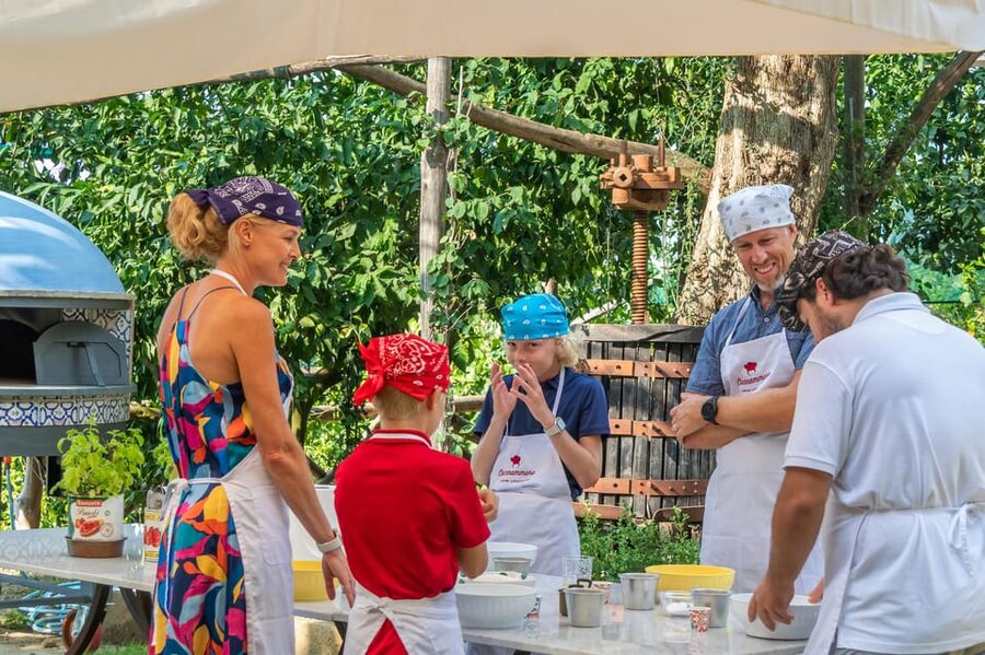 SORRENTO: Pizza School Mastering Neapolitan Delights - Hands-On Dough: Kneading, Shaping, and Getting the Texture Right