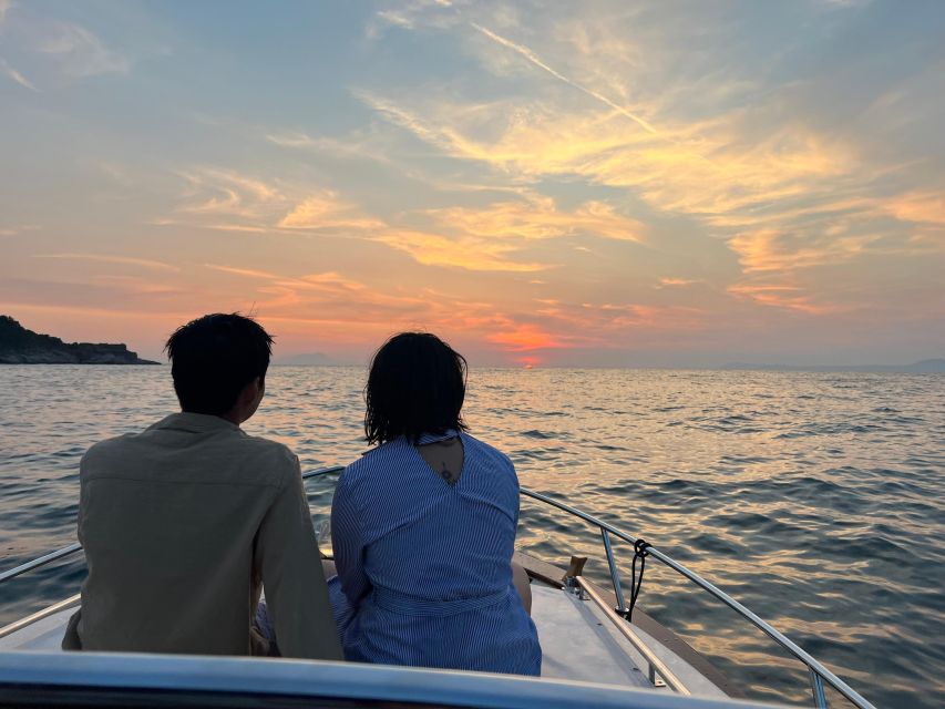 Sorrento: Private Sunset Boat Tour with Music and Aperitif - Boat comfort and crew help: where the private part shines