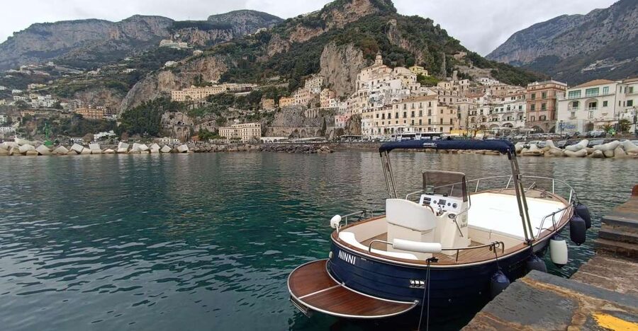 Tour in Barca da Amalfi un Viaggio da Sogno in Amalfi Coast - Why the Amalfi Coast looks different from a traditional gozzo
