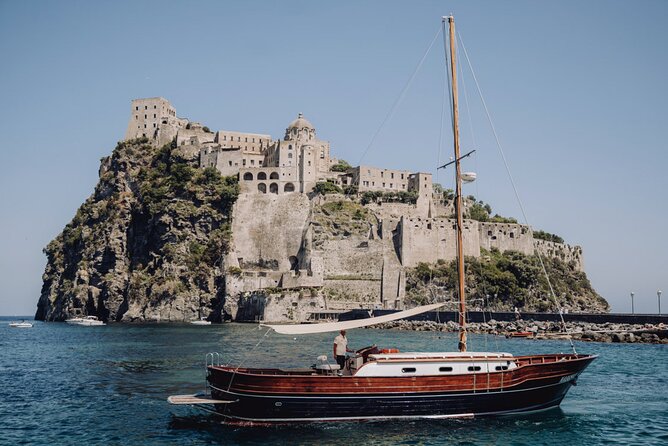 Tour of the island of Ischia in schooner - Route at a glance: five swim bays plus big photo moments